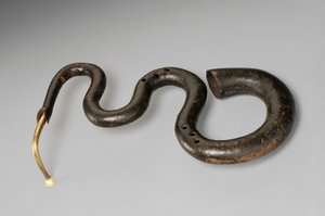 Flötenartiges Instrument aus dem 16. Jahrhundert in Schlangenform.