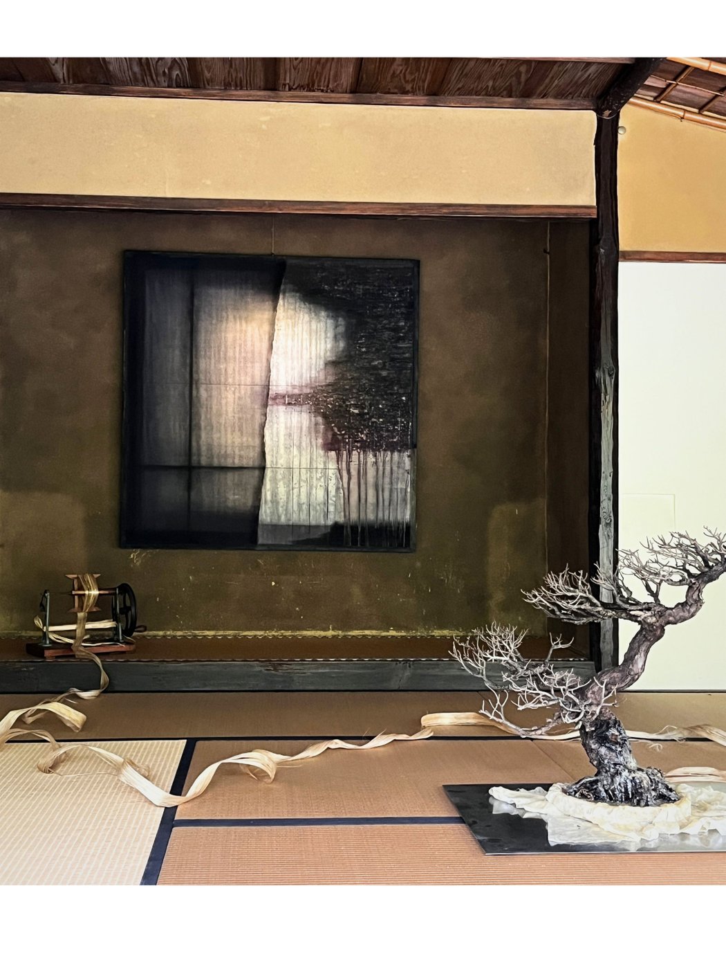 Kunstwerke d. Kyotoer Künstlers Shinya Yamada in einem traditionellen Teehaus (Chashitsu) in Kyoto