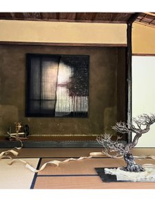 Kunstwerke d. Kyotoer Künstlers Shinya Yamada in einem traditionellen Teehaus (Chashitsu) in Kyoto