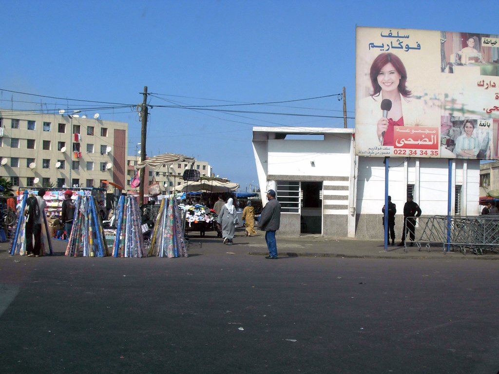 Stoffmarkt in Marokko. Vereinzelt sind Marktbesucher_innen auf dem Bild.