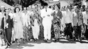 Indonesische Frauenaktivistinnen mit Präsident Sukarno im Jahr 1950