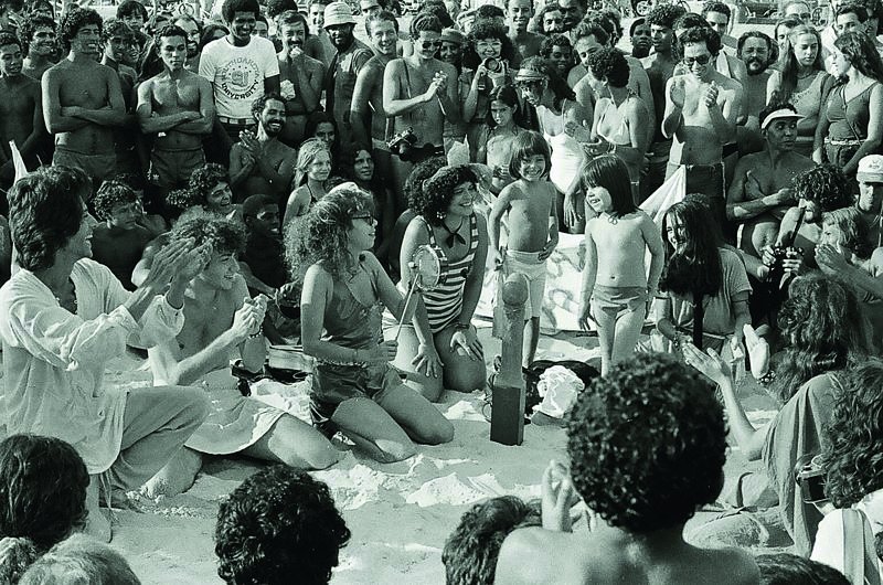 The Porn Art Gang was performing Interversão "Pelo Striptease da Arte" [Interversion "For the Striptease of Art"] on Ipanema Beach, Rio de Janeiro, 1982. Photograph courtesy of Mujica