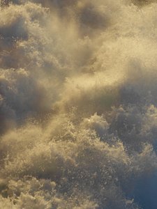 Nahaufnahme brandender Wellen.
Close-up of crashing waves.