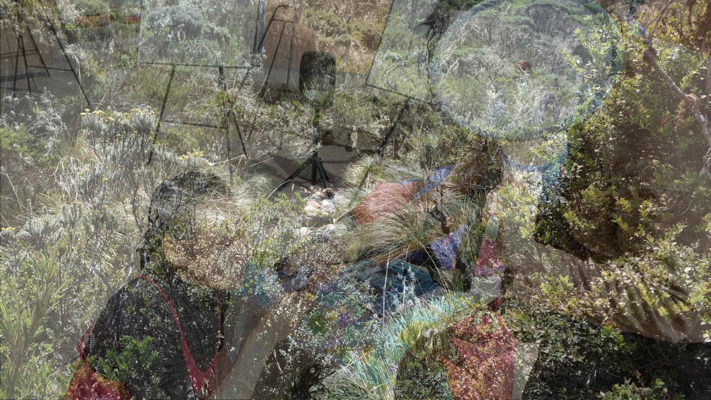 Eine Überlagerung zweier Bilder, eines einer Wasserströmung in den Bergen nahe Bogotá, Kolumbien; das zweite des_der Künstlers_in Adriana Gutiérrez Ayala als Teil einer Ausstellung im öffentlichen Raum in anderen verstädterten Bergen Bogotá's Peripherie.