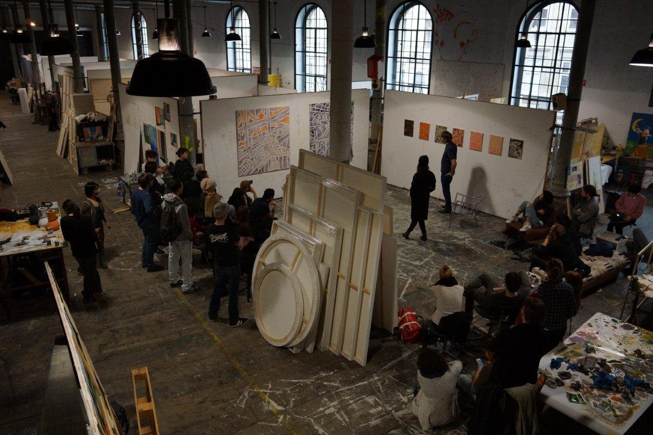 Bild1 Einblick in den Klassenraum während einer Klassenbesprechung