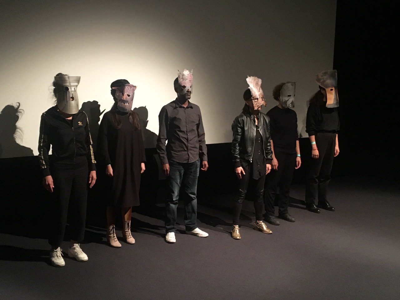 4 Zuschauer_innen beim Event stehen hinter den Performer_innen