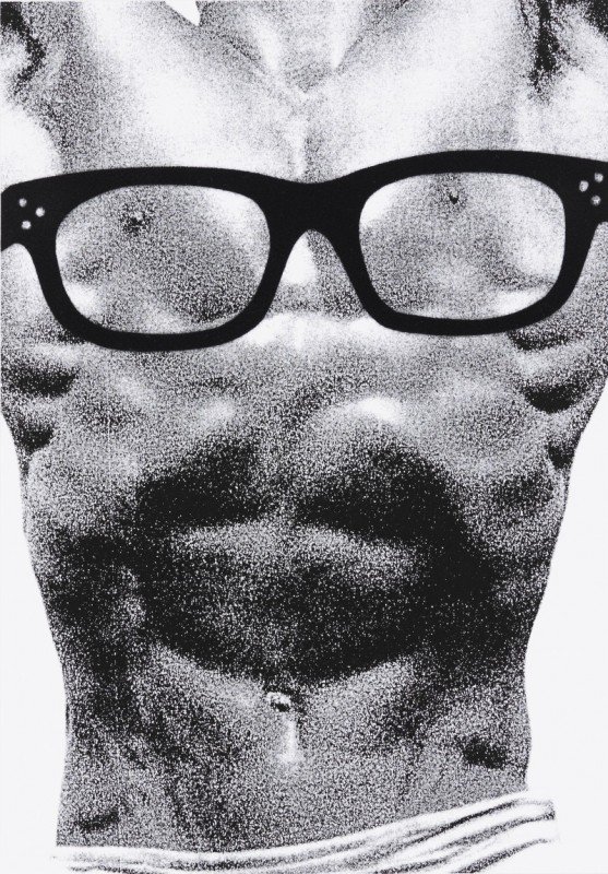 Männlicher Oberkörper mit Brille auf der Brust