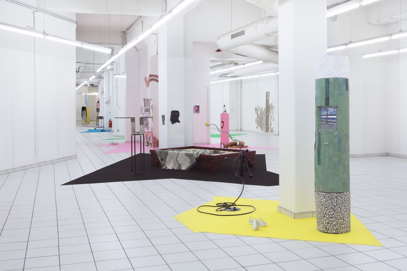 2 Ausstellungsansicht, heller Raum mit vielen Objekten