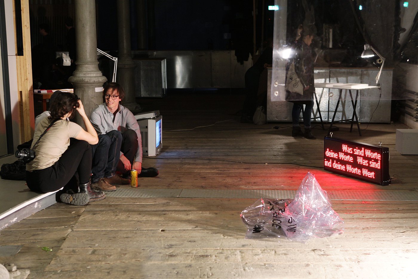 Zweiunge Frauen sitzen vor der Installation von Hannahlisa Kunyik