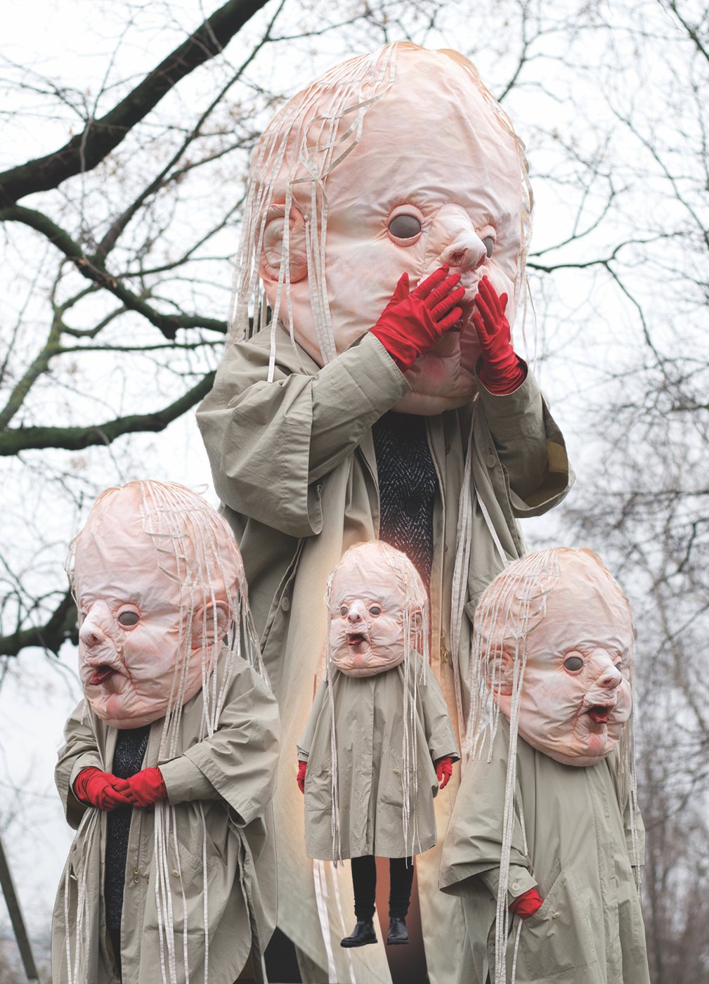 Fotocollage mit dem immer gleichen Mann in Trenchcoat, roten Handschuhen und einer großen Maske (rosa Gesicht) auf dem Kopf