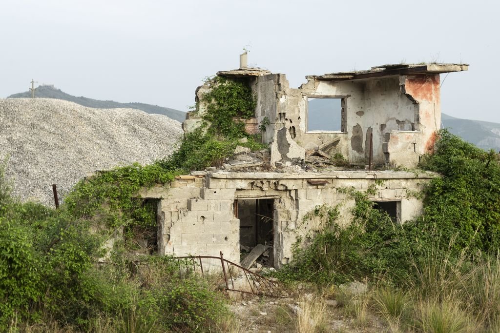 Zerfallenes Haus in Berglandschaft