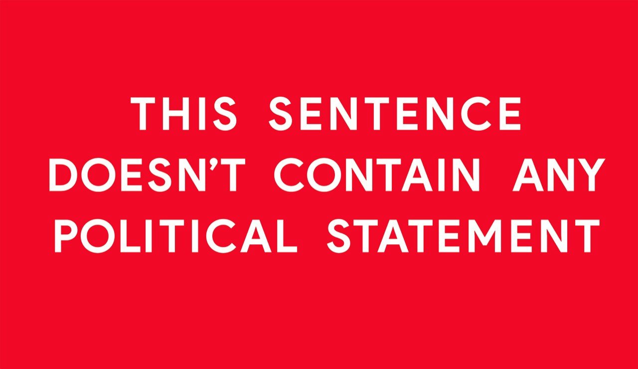 englischer Satz: This Sentence doesn't contain any political statement in Großbuchstaben und weißer Schrift auf rotem Hintergrund