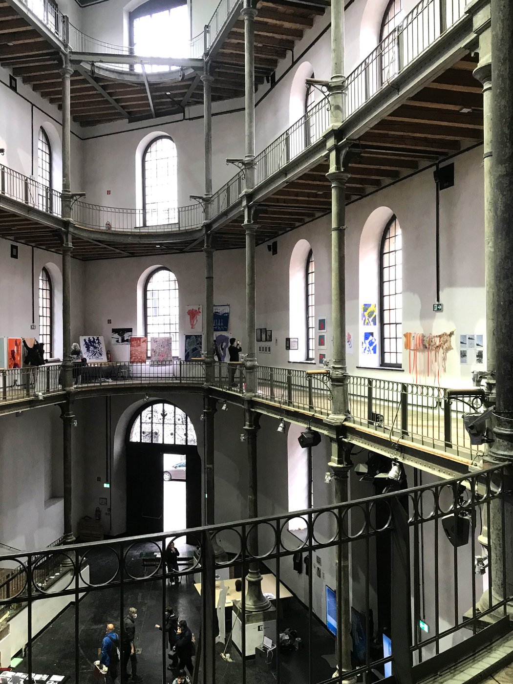 Zu sind sehen sind Ansichten der Parallel Edition Messe 2021 im Atelierhaus Lehargasse mit Arbeiten von Studierenden der Akademie der bildenden Künste Wien.