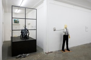 Ausstellungsansicht mit diversen Kunstobjekten in einem hellen weißen Raum