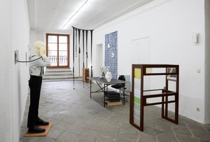 Ausstellungsansicht mit diversen Kunstobjekten in einem weißen hellen Raum