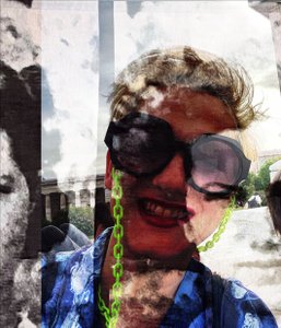 abstraktes Foto von einer lächelnden Person mit kurzen blonden Haaren und dunkler Sonnenbrille