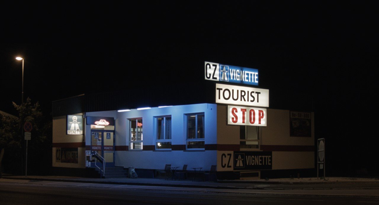 Autobahnstop für Vignetten für tschechische Autobahn mit Leuchtreklameschildern "Vignette", "Stop", "Tourist"