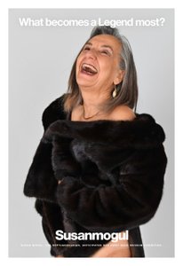 Foto einer grauhaarigen Frau mit Pelzmantel die lacht und weißer Text darüber