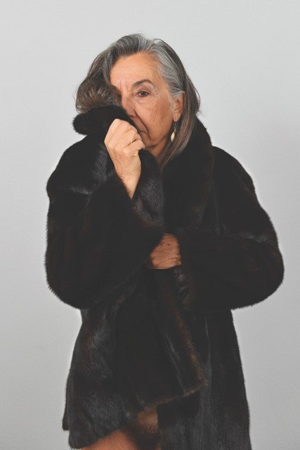 Foto einer grauhaarigen Frau im Penzmantel