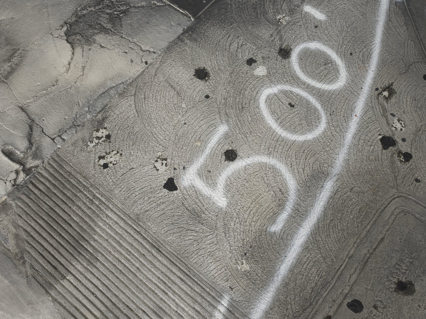 Continuous Sidewalk, 2021-23, Installationsansicht.
gegossener und geformter Beton, Gießharz und Metalleinlagen, Ziegelstein, Asphalt, Farbe, Silikon, Wachs, Sand und Schmutz, Siebdruck auf Aluminium, bestehender Raum
621 Ruberta Ave, #3, Glendale, CA 91201
Bild mit freundlicher Genehmigung der Künstlerin und Château Shatto, Los Angeles; Fotografie: Ed Mumford
Als letzte Arbeit in ihrem Atelier wurde Continuous Sidewalk im Sommer produziert und der Öffentlichkeit zugänglich gemacht.  Die Arbeit basiert auf Fotografien, die bei Spaziergängen in der Innenstadt von Los Angeles aufgenommen wurden - der Bürgersteig ist in vollem Maßstab in Beton nachgebildet - die Form ist erinnerungsähnlich - weiche Kanten, übergroße Details, partiell, nicht-linear.