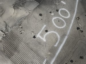 Continuous Sidewalk, 2021-23, Installationsansicht.
gegossener und geformter Beton, Gießharz und Metalleinlagen, Ziegelstein, Asphalt, Farbe, Silikon, Wachs, Sand und Schmutz, Siebdruck auf Aluminium, bestehender Raum
621 Ruberta Ave, #3, Glendale, CA 91201
Bild mit freundlicher Genehmigung der Künstlerin und Château Shatto, Los Angeles; Fotografie: Ed Mumford
Als letzte Arbeit in ihrem Atelier wurde Continuous Sidewalk im Sommer produziert und der Öffentlichkeit zugänglich gemacht.  Die Arbeit basiert auf Fotografien, die bei Spaziergängen in der Innenstadt von Los Angeles aufgenommen wurden - der Bürgersteig ist in vollem Maßstab in Beton nachgebildet - die Form ist erinnerungsähnlich - weiche Kanten, übergroße Details, partiell, nicht-linear.
