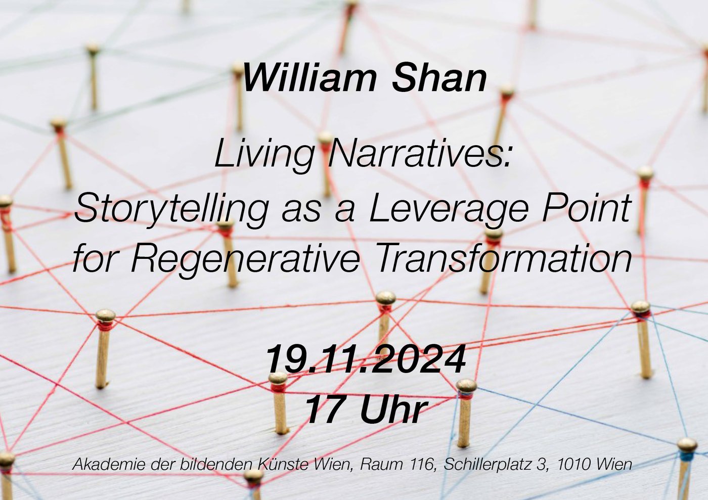 In ein weiß lackiertes Holzbrett stecken viele Messingnägel. In der unteren rechten Ecke ist ein blauer Faden zwischen kreuz und quer zwischen den Nägeln gespannt. In der Mitte des Bildes ist es ein rote Faden und in der oberen linken Ecke ein Grüner.