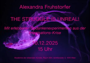 Eine Qualle wird von violett-pinkem Licht angestrahlt. Sie schwimmt dabei kopf über, während ihre Tentakeln durchs Bild schweben.