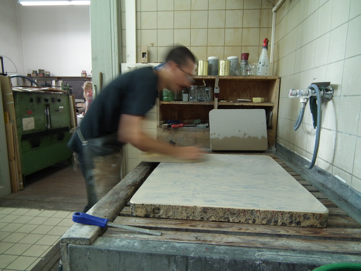 Bild1 Eine Person bearbeitet den Lithografiestein