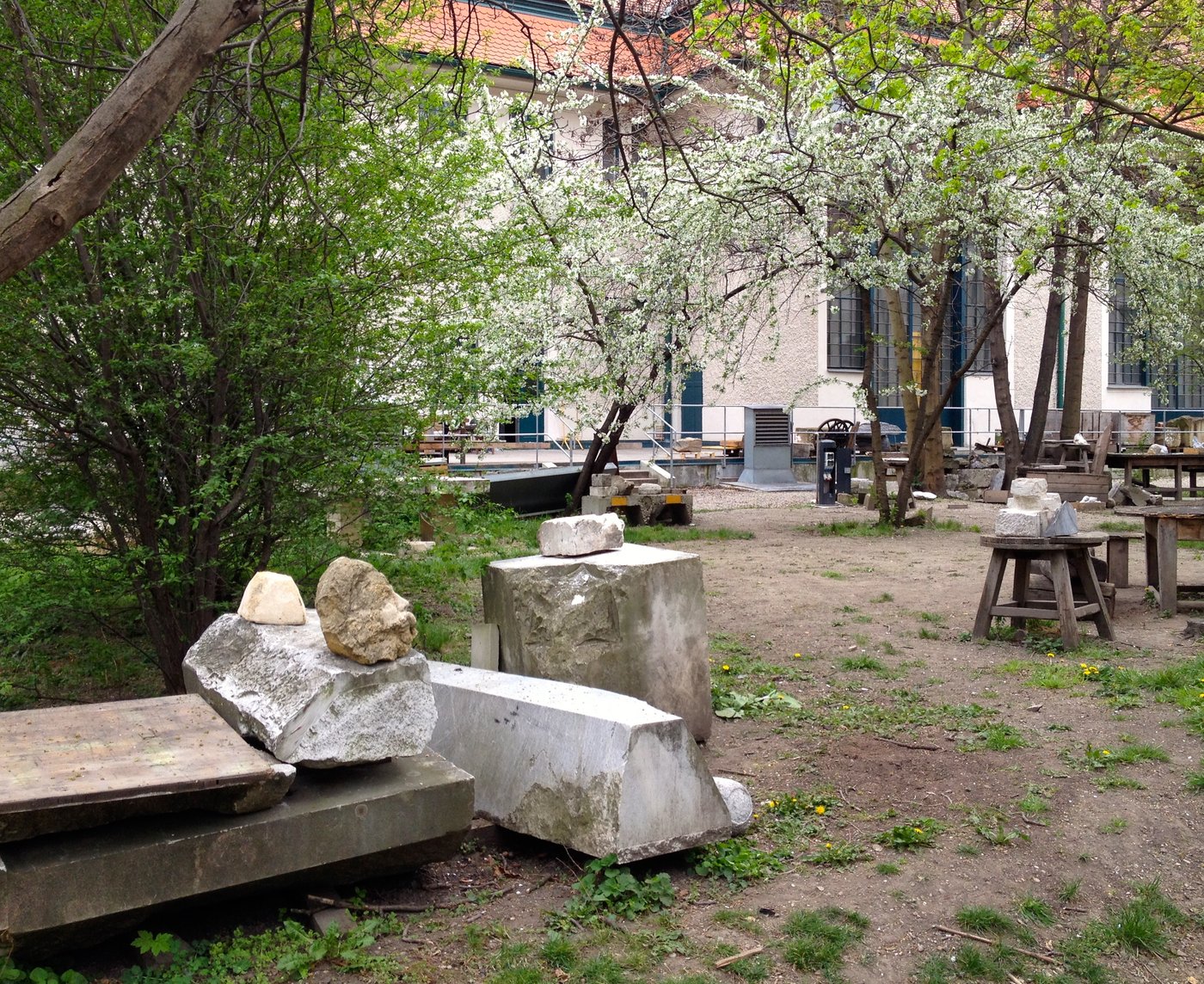 Stein Inner courtyard with stones and sculpture pieces