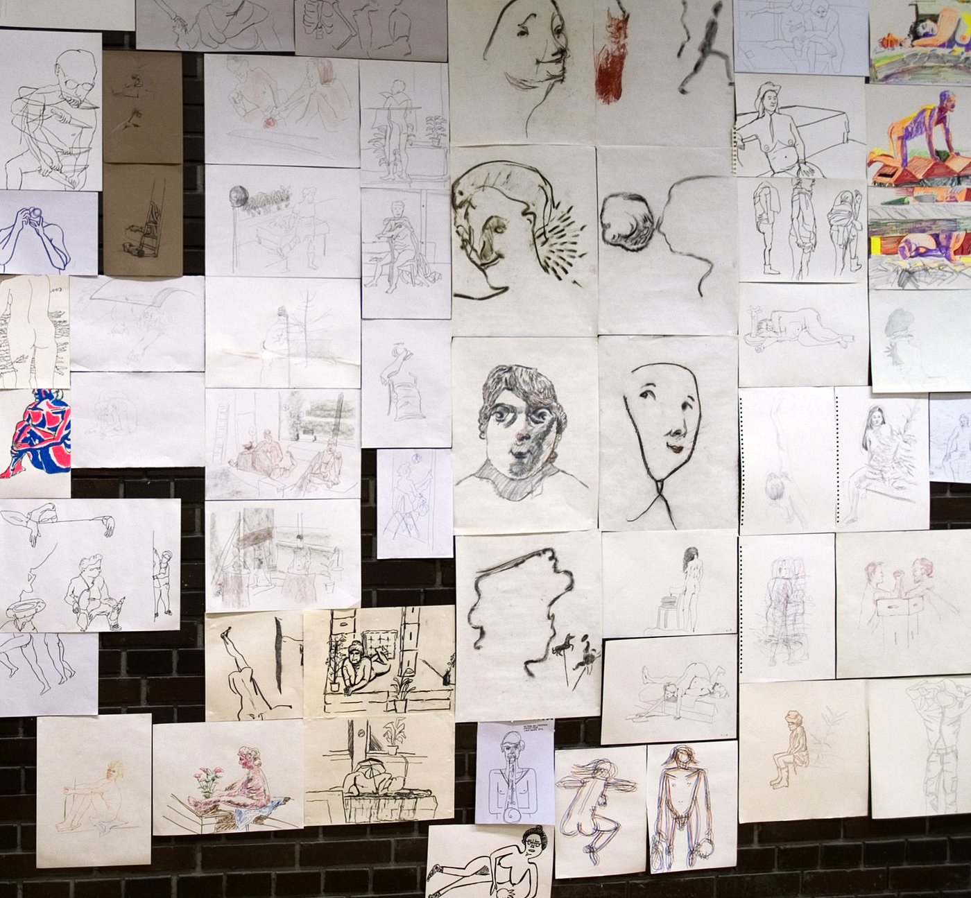 Ausstellungswand mit vielen Zeichnungen