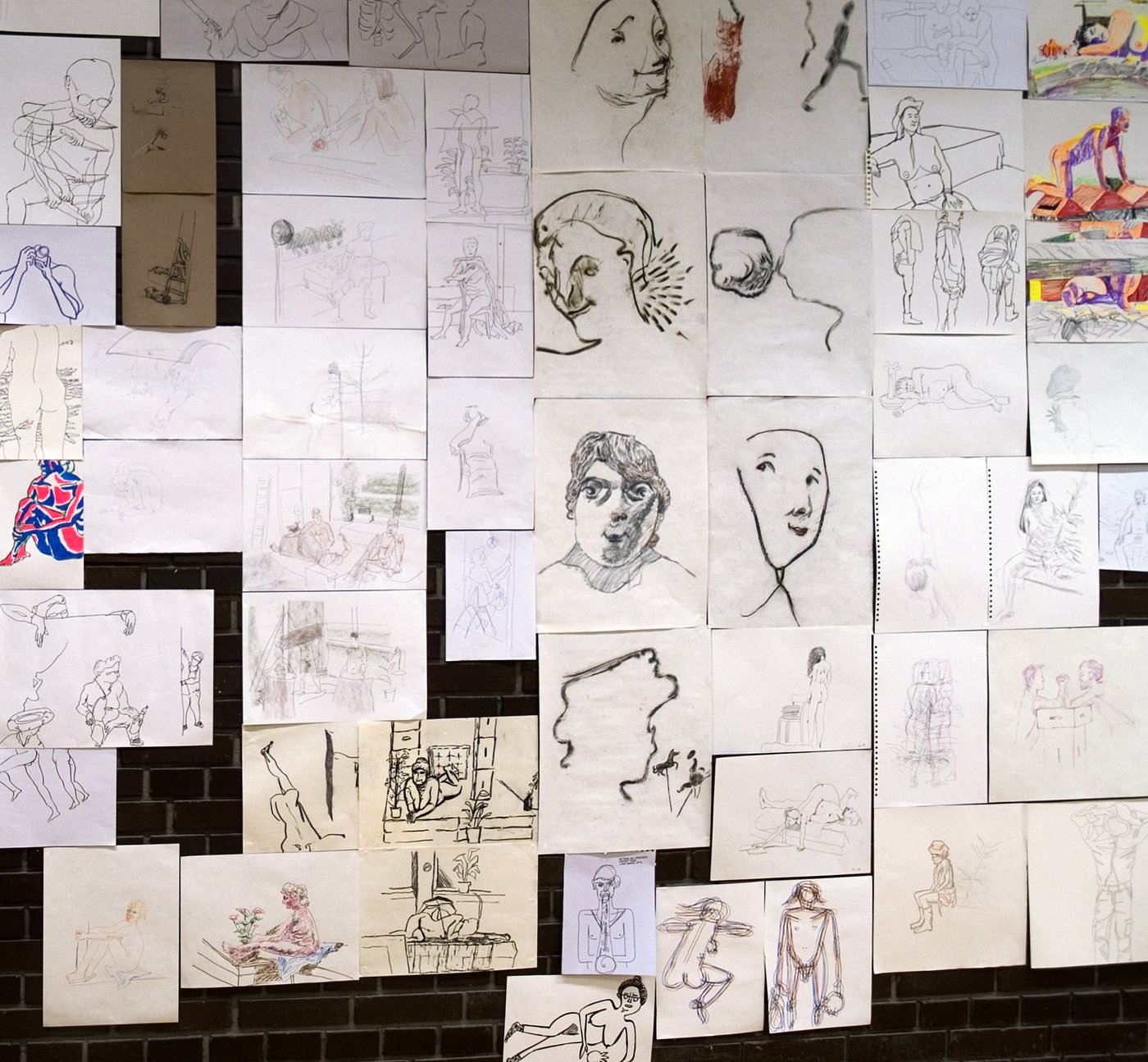 1 Ausstellungswand mit vielen Zeichnungen