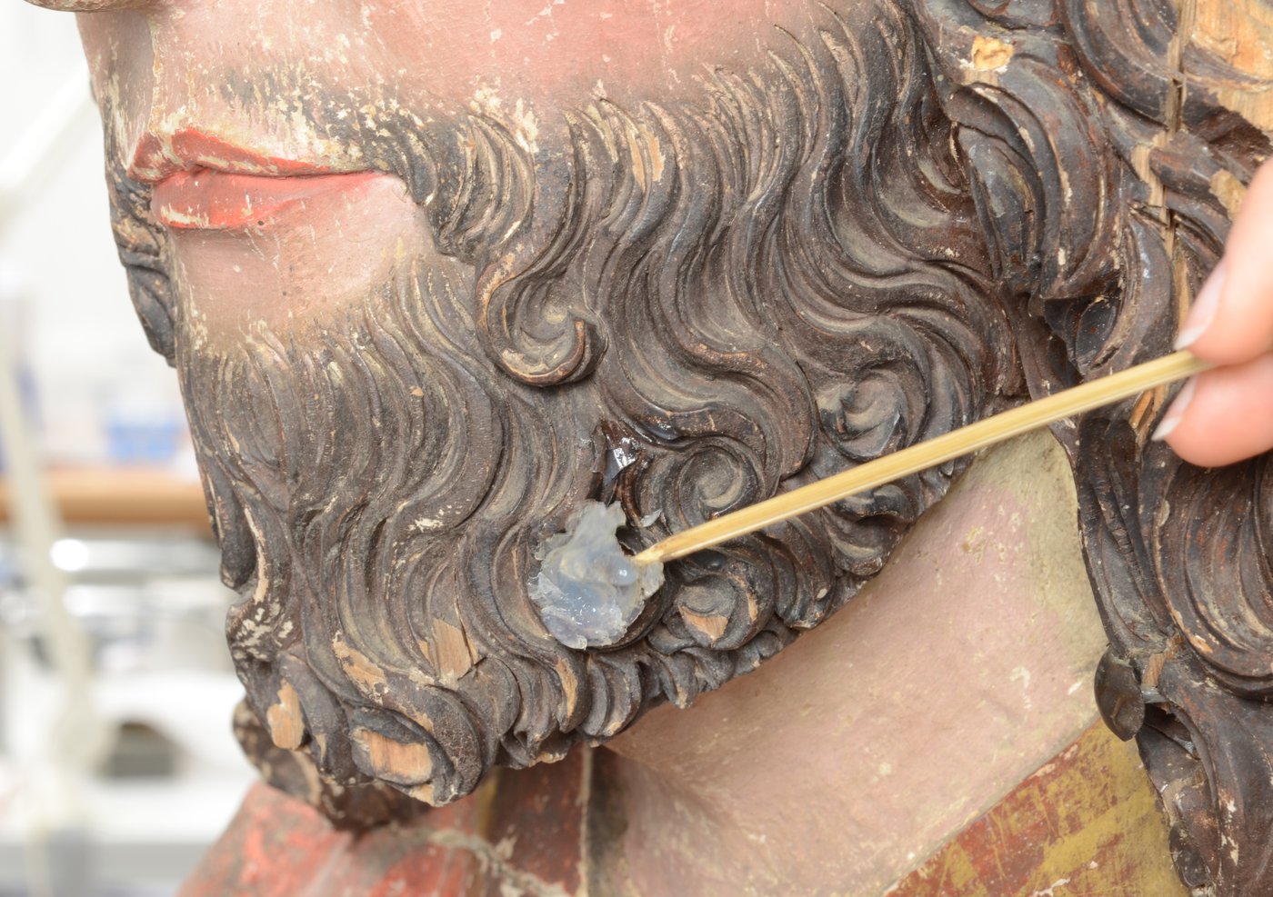 Kopf einer Skulptur, die gereinigt wird