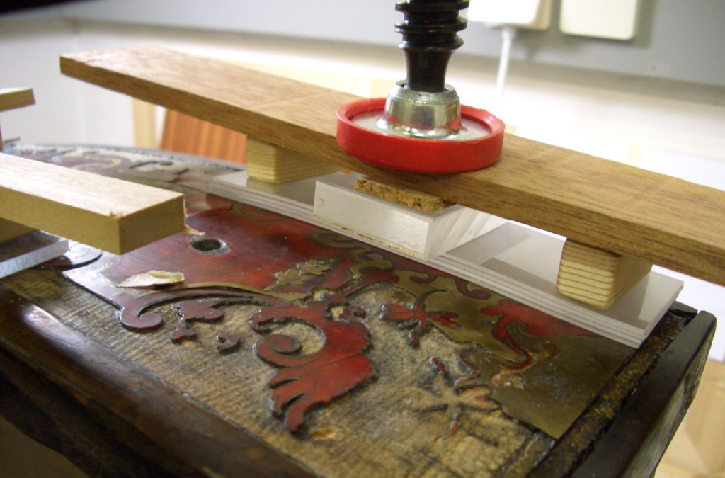 Surface of the chest of drawers, woods and vice