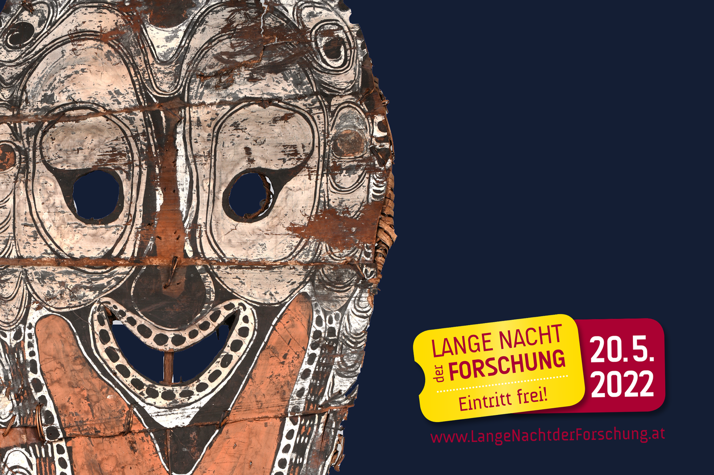 Flyer für die lange Nacht der Forschung 2022 mit Giebelmaske aus Papua Neu-Guinea auf blauem Hintergrund und Logo der Langen Nacht der Forschung