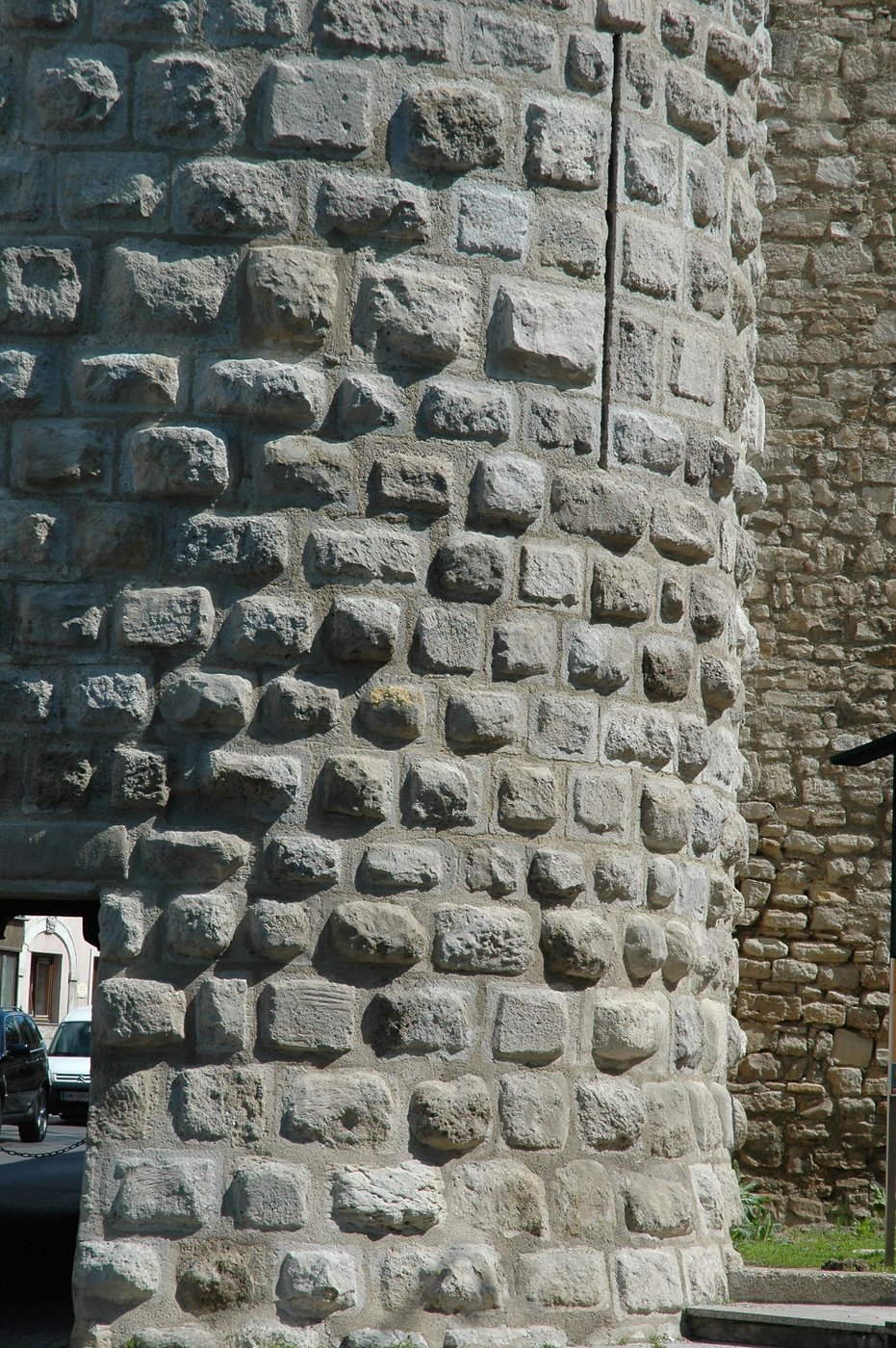 Wiener Tor in Hainburg in Niederösterreich: Detail des Mauerwerks aus Steinquadern mit unruhiger Oberfläche
