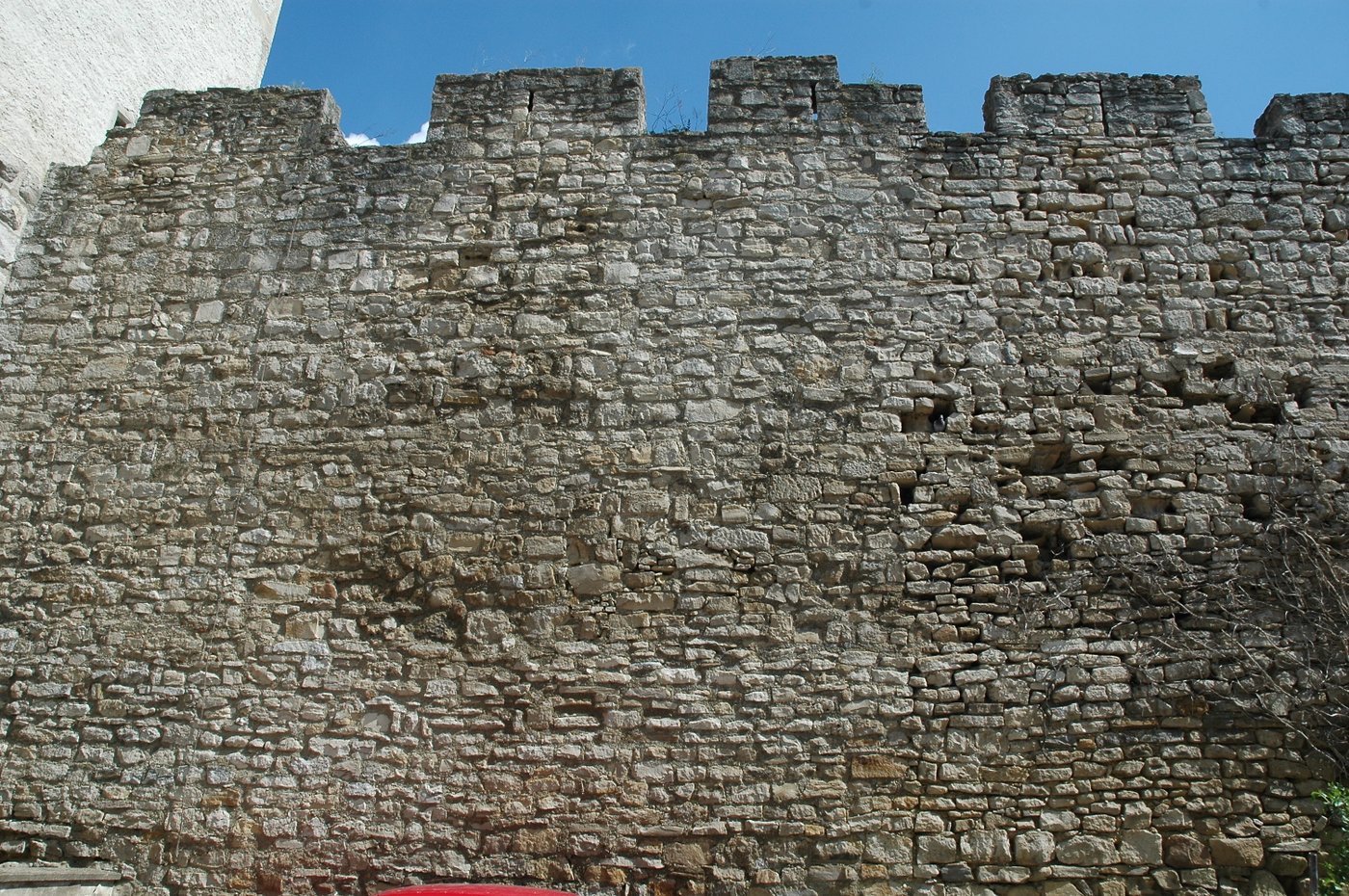 Stadtmauer in Hainburg in Niederösterreich: Mauerwerk aus Steinquadern mit unruhiger Oberfläche