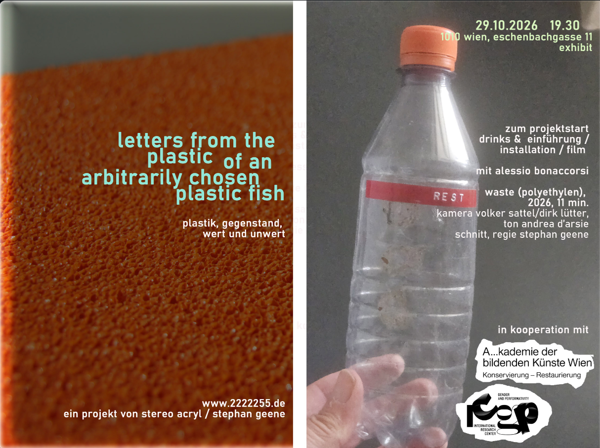 Plakat für die Veranstaltung mit einer orangen Fläche und rechts eine Plastikflasche