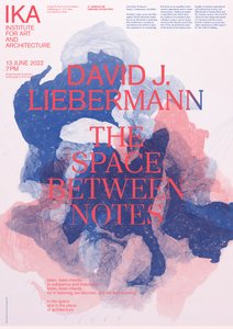 Plakat zur Ankündigung des Vortrags von David J. Lieberman in blauen und roten Farbtönen. Der Titel des Vortrags in roten Buchstaben: The Space between Notes (Der Raum zwischen den Noten) und dahinter ein Foto eines Papiermodells mit Schnüren.
