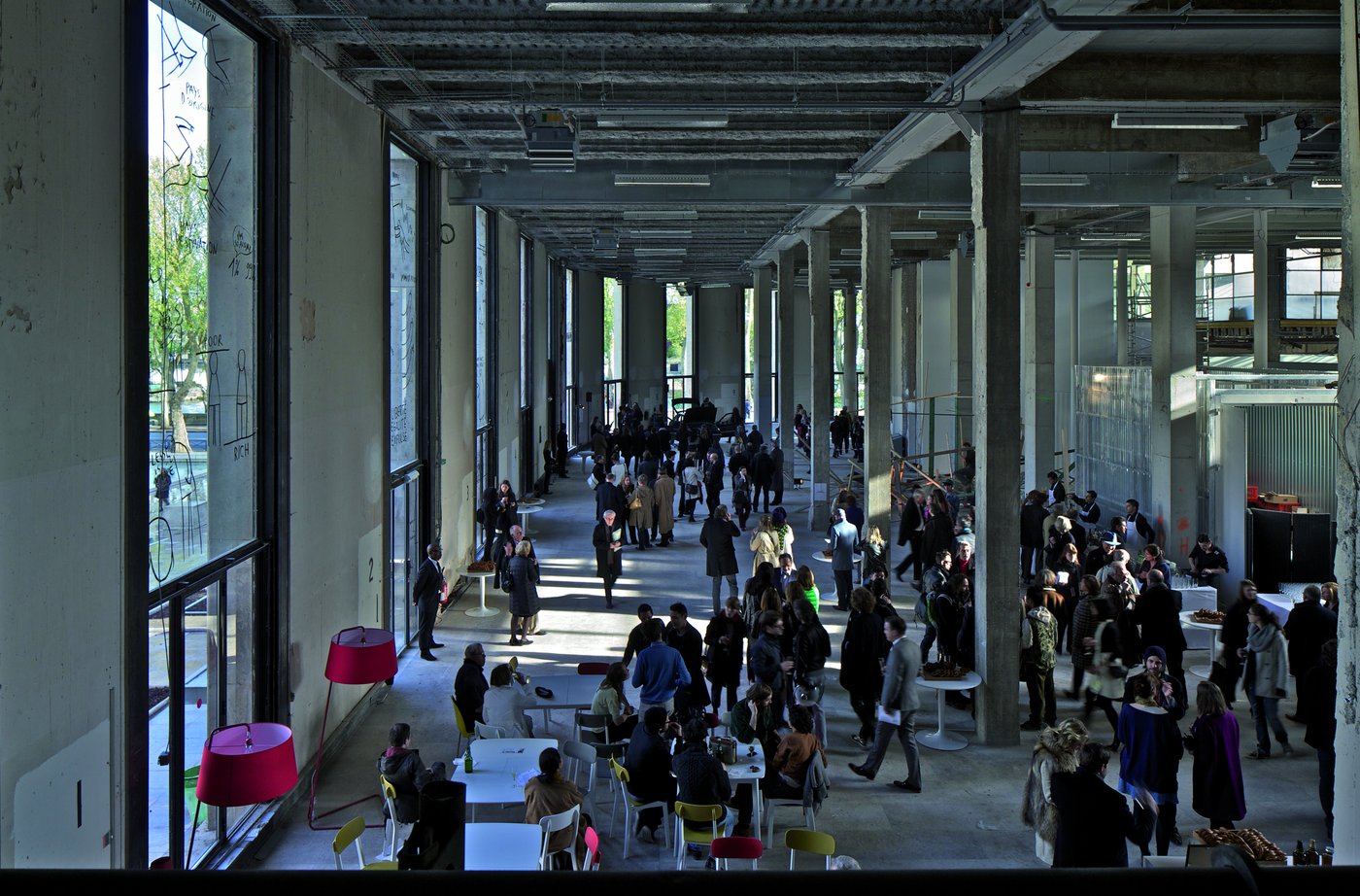 Fotografie eines Projekts, Blick in eine Halle mit Besucher_innen.