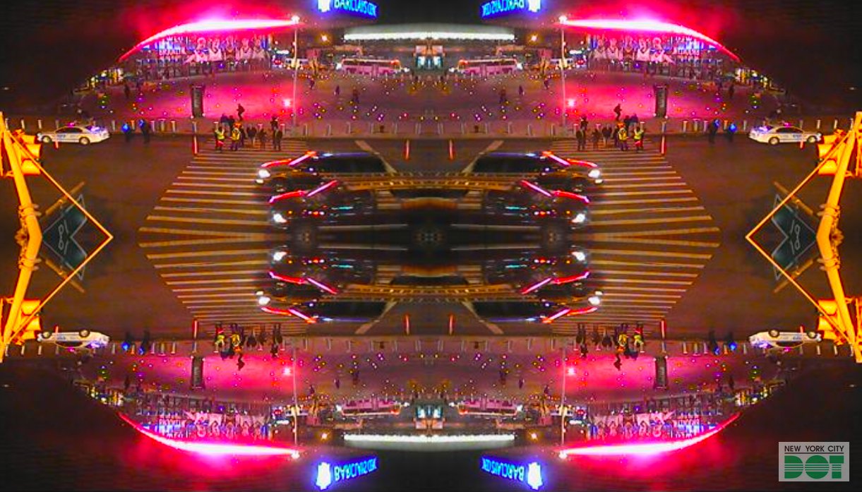 Sehr farbenfrohes Foto mit Autos, Lichtern und Werbetafeln, die sich gegenseitig reflektieren.