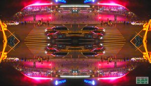 Sehr farbenfrohes Foto mit Autos, Lichtern und Werbetafeln, die sich gegenseitig reflektieren.