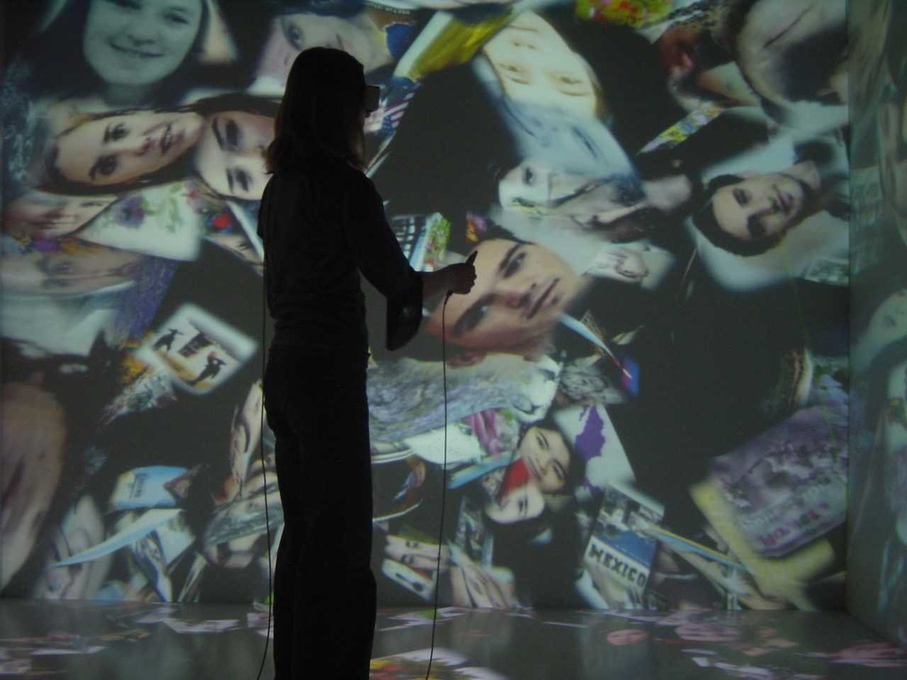 Nutzer interagieren in 3D mit einem tweezer-interface mit virtuellen Bildern, die aus dem Internet in der CAVE-Umgebung gestreamt werden, ANIMAX-Theater, Bonn, 2002