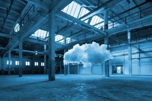 Wolke schwebt in einer Fabrikshalle, Bild ist blau eingefärbt