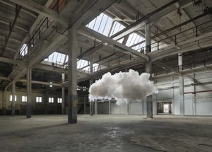Wolke schwebt in eine Fabrikhalle
