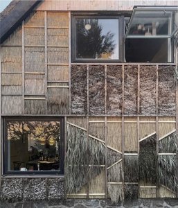 Foto eines Hauses mit Schilffacade