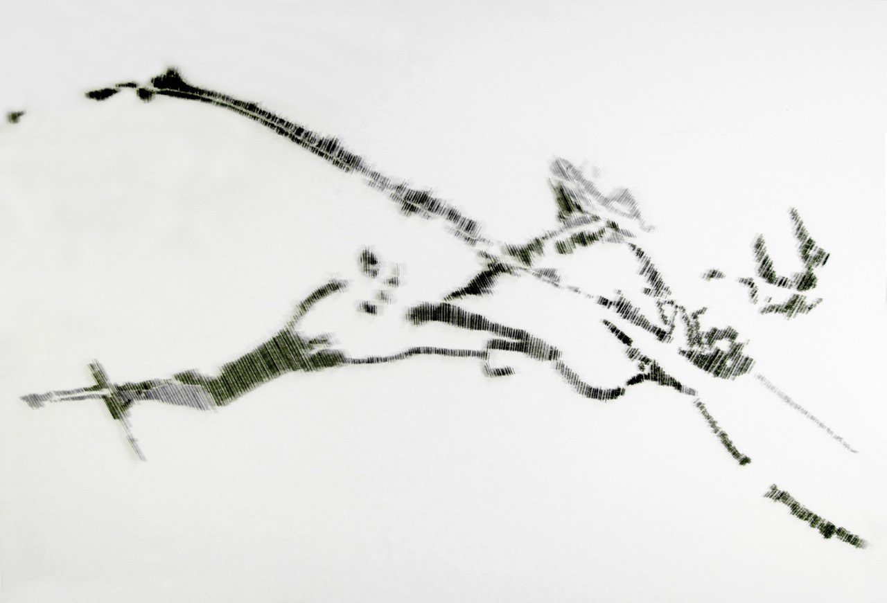 Grafische Zeichnung, dünne schwarze Striche, die teilweise verschwommen eine abstrakte Figur in Bewegung darstellt.