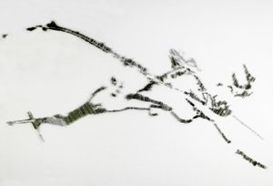 Grafische Zeichnung, dünne schwarze Striche, die teilweise verschwommen eine abstrakte Figur in Bewegung darstellt.