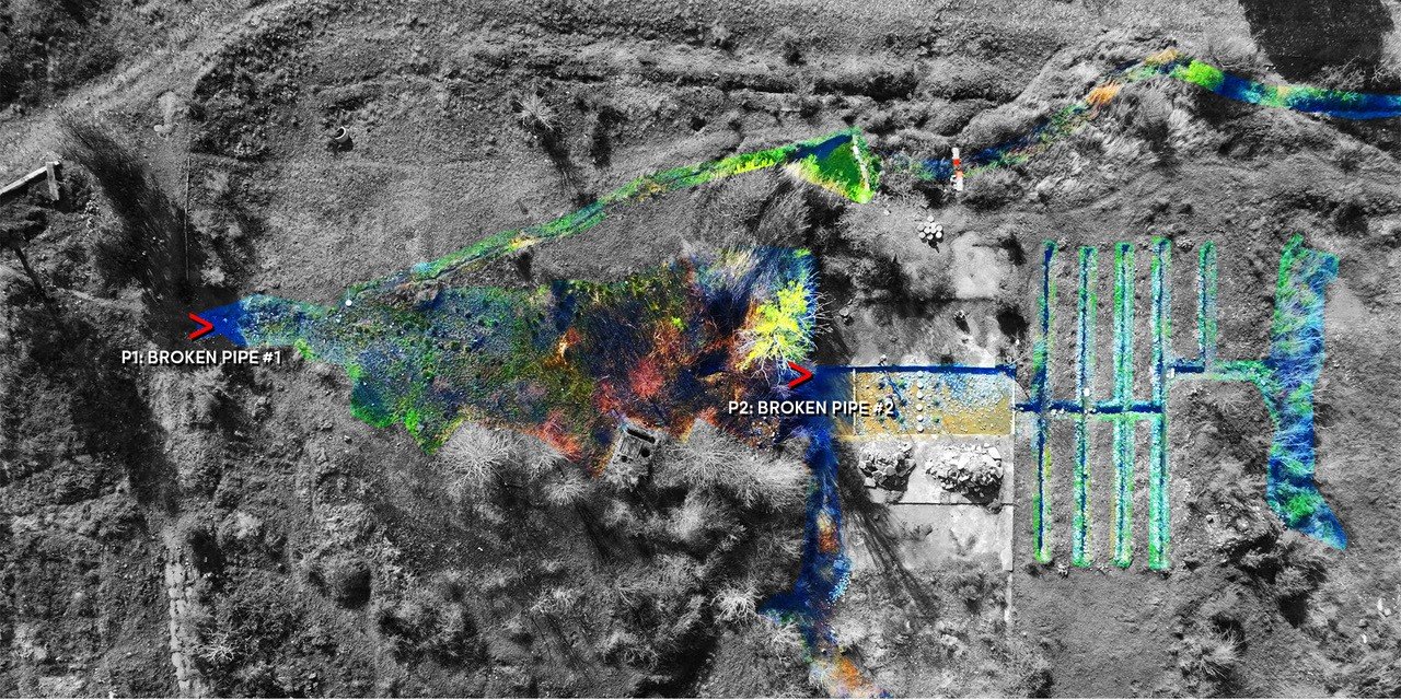 Luftaufnahme, SW Photographie einer Landschaft mit bunten Markierungen