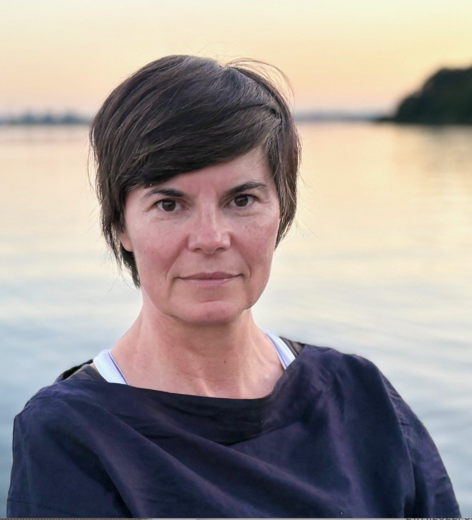 Portrait Foto einer Frau mit kurzen Haaren