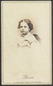 Ein altes Studio-Porträtfoto eines jungen Mädchens. Die Bildunterschrift lautet "Rosa. Ein Sklavenmädchen aus New Orleans".